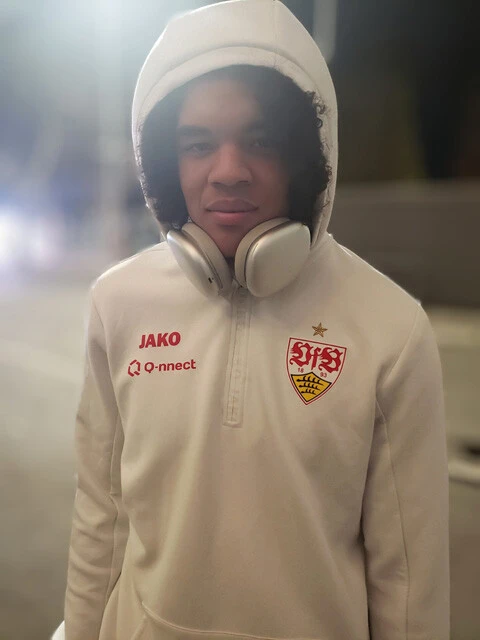 シュツットガルトで定位置をつかみつつあるチェイス・アンリ(20歳)。サッカーを本格的に始めたのは、なんと中学1年から。ロマンしかない!