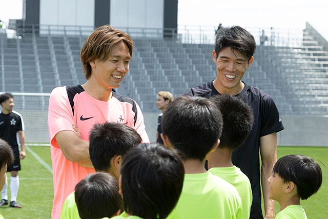 子供たちと談笑する板倉（左）と冨安（右）