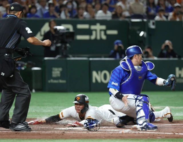 10月19日、執念の連続ヘッドスライディングでチームに勢いをもたらした巨人・坂本
