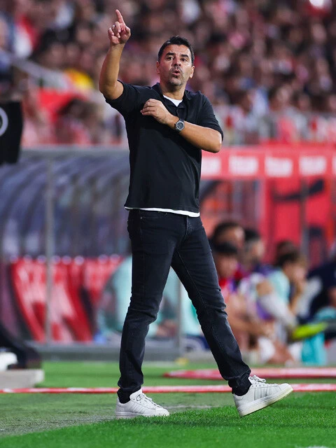 2021‐22シーズンから指揮を執るミチェル監督は、現役時代にラ・リーガでプレー。攻撃的な戦術で強豪を次々と撃破している