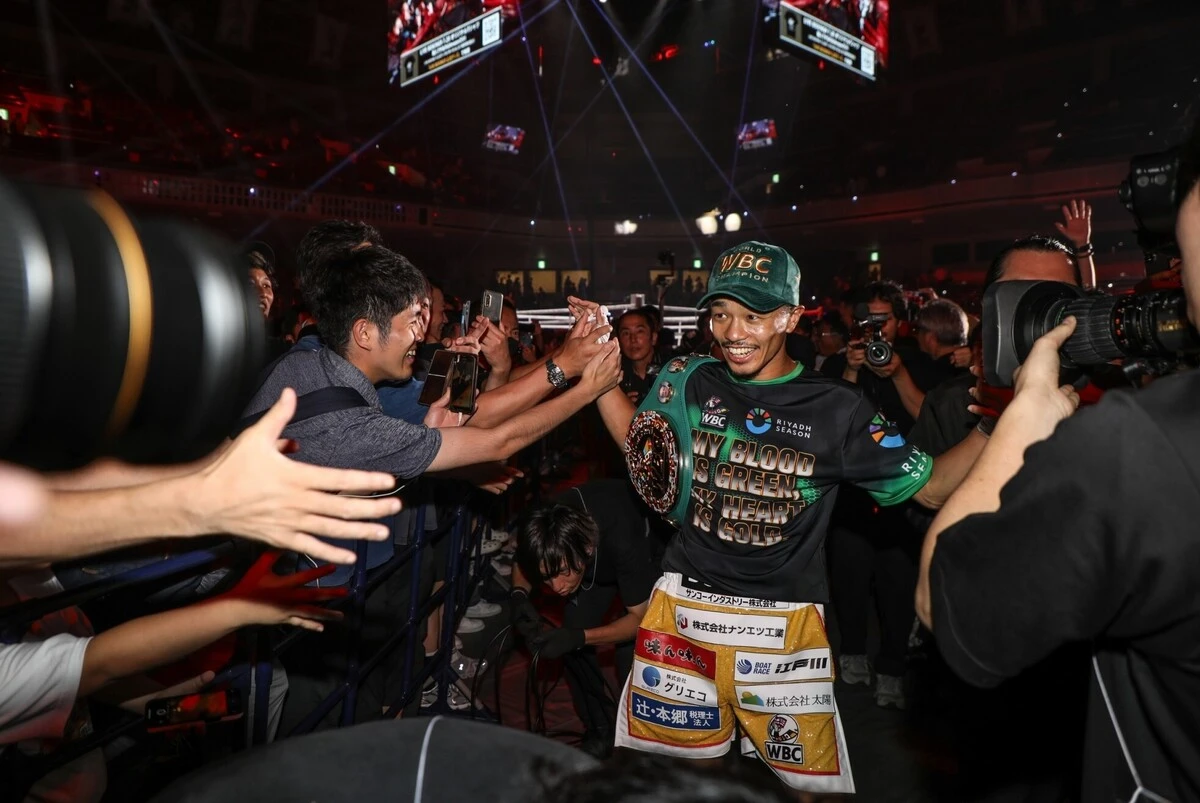 WBC世界バンタム級王座の初防衛を果たし、花道でファンから祝福を受ける中谷潤人