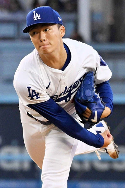 今季、ふたりの捕手とバッテリーを組む山本。「日本人捕手だと、バーンズは坂本や海野、スミスは梅野や甲斐と似ている」(お股ニキ氏)