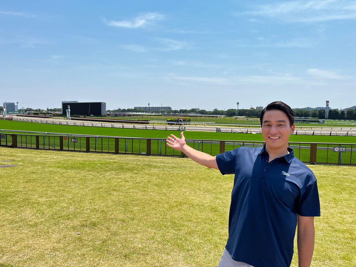 競馬が好きで、よく馬券を買うという松田。写真は、取材で訪れた際の府中競馬場でのもの。今回は、世界的に市場規模が増えつつあるスポーツベッティングについて考察する