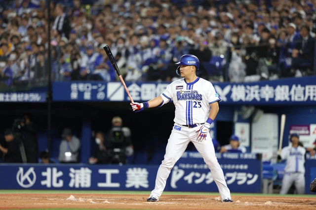 1軍復帰初戦では挨拶代わりの逆転スリーラン。キャプテン牧が故障で欠場すると元定位置の4番にも座った