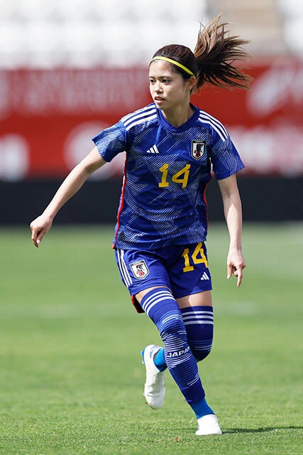 ニュージーランドとの親善試合第2戦では、フリーキックからの素早いリスタートで、絶妙なパスを浜野まいかに供給。逆転につなげた。「長すぎず、短すぎず、ちょうどいいあんばいのパスが出せました」（写真／なかしまだいすけ/アフロ）