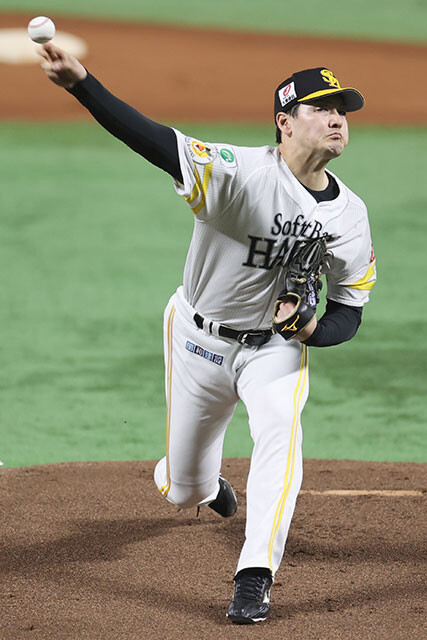 有原航平（福岡ソフトバンクホークス）12球団で最も早く10勝に到達し、最多勝争いで一歩リード。毎試合110球前後、7回近くを安定して抑え、首位をひた走るソフトバンクを支える