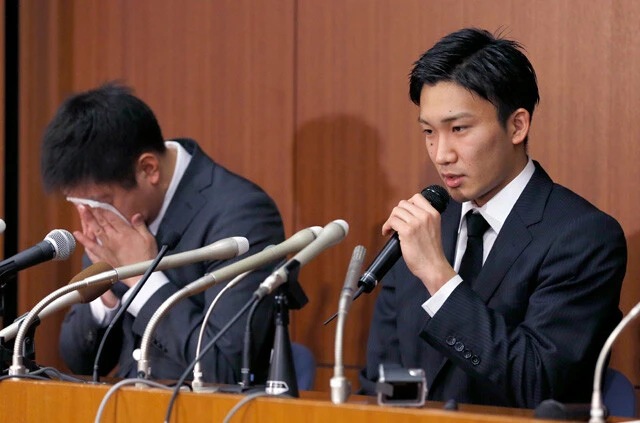 違法賭博店の利用が発覚し、謝罪会見に臨んだ桃田（右）。無期限の出場停止処分を科され、2016年リオ五輪出場の道も断たれた