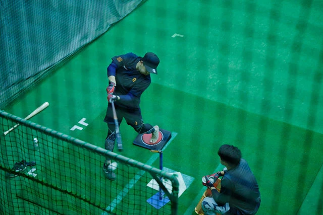 座右の銘は「初志貫徹」だという、門脇選手。取材当日も黙々と打撃練習をこなしていた。「高校時代は、大学に入ったら何をすべきか。大学時代はプロに入ったらどうすべきか、と常に目標を立てて、やり続けてきました。そのスタンスはこれからも変わらないです」