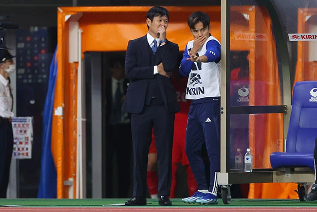 メディアでも大いに取り上げられた、昨年10月のカナダ戦でハーフタイム中に久保建英と話し込んでいた一幕。後に「（所属チームでの）ビルドアップの仕方の部分を聞いていた」と明かした（写真／YUTAKA/アフロスポーツ）