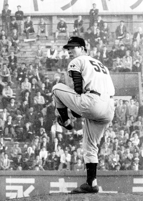 巨人軍の投手としてマウンドに上がる馬場。高身長から繰り出される角度のついたストレートは強烈だったという