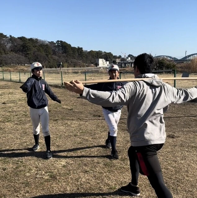 オフシーズンに世田谷目黒西リトルシニアで中学生を指導する平間(写真/本人提供)