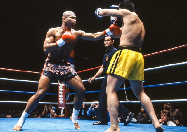 急遽代打出場した第1回K-1では、1回戦で優勝候補のモーリス・スミスに挑んだ