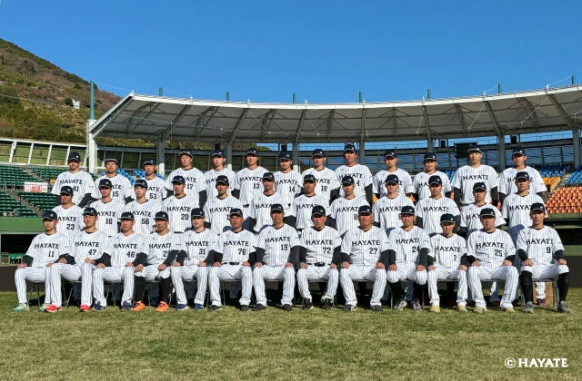 NPBをはじめ、独立リーグなどさまざまな舞台で豊富な指導経験を持つ赤堀監督が率いるくふうハヤテの面々（くふうハヤテ提供）