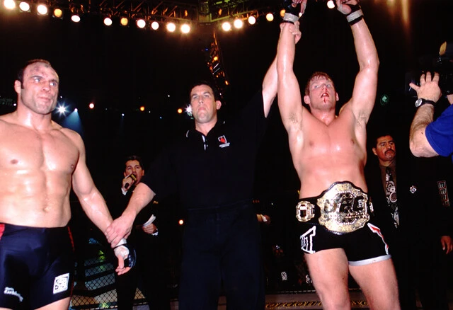 2002年3月、UFC5戦目でUFC世界ヘビー級王者ランディ・クートゥア(左)を破り、24歳の若さでベルトを巻いたジョシュ