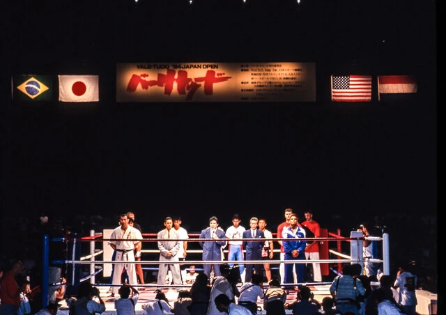 衝撃的だった『バーリトゥード'94ジャパン・オープン』。前列左が西、右がヒクソン、中央はこの大会を主催した修斗の創始者、初代タイガーマスクの佐山サトル氏