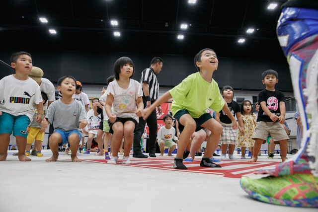 入場中は「自称・福岡の有名人」ばってん×ぶらぶら選手によるちびっこプロレス教室が開催される