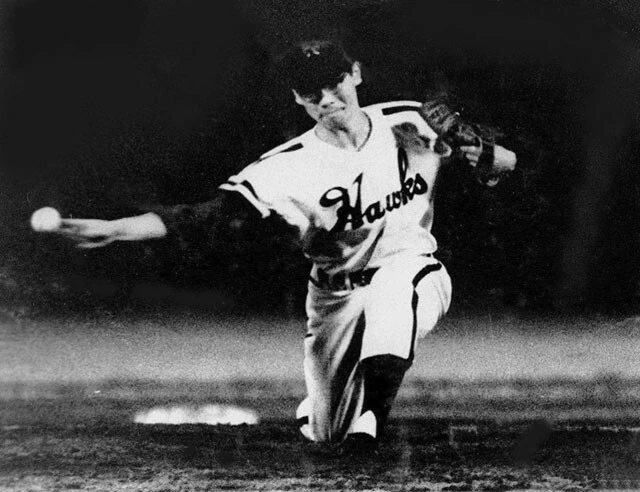 南海ホークスの黄金時代をアンダースローの右腕で築いた杉浦忠投手。1959年撮影（写真：共同）