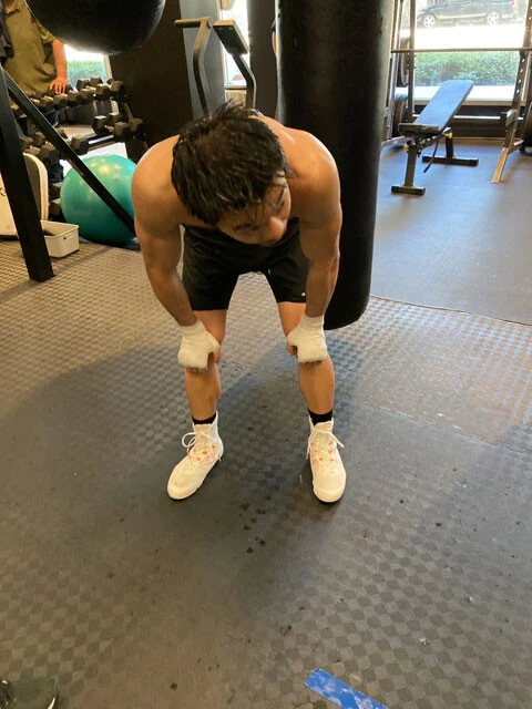 追い込み、インターバルで休憩する中谷