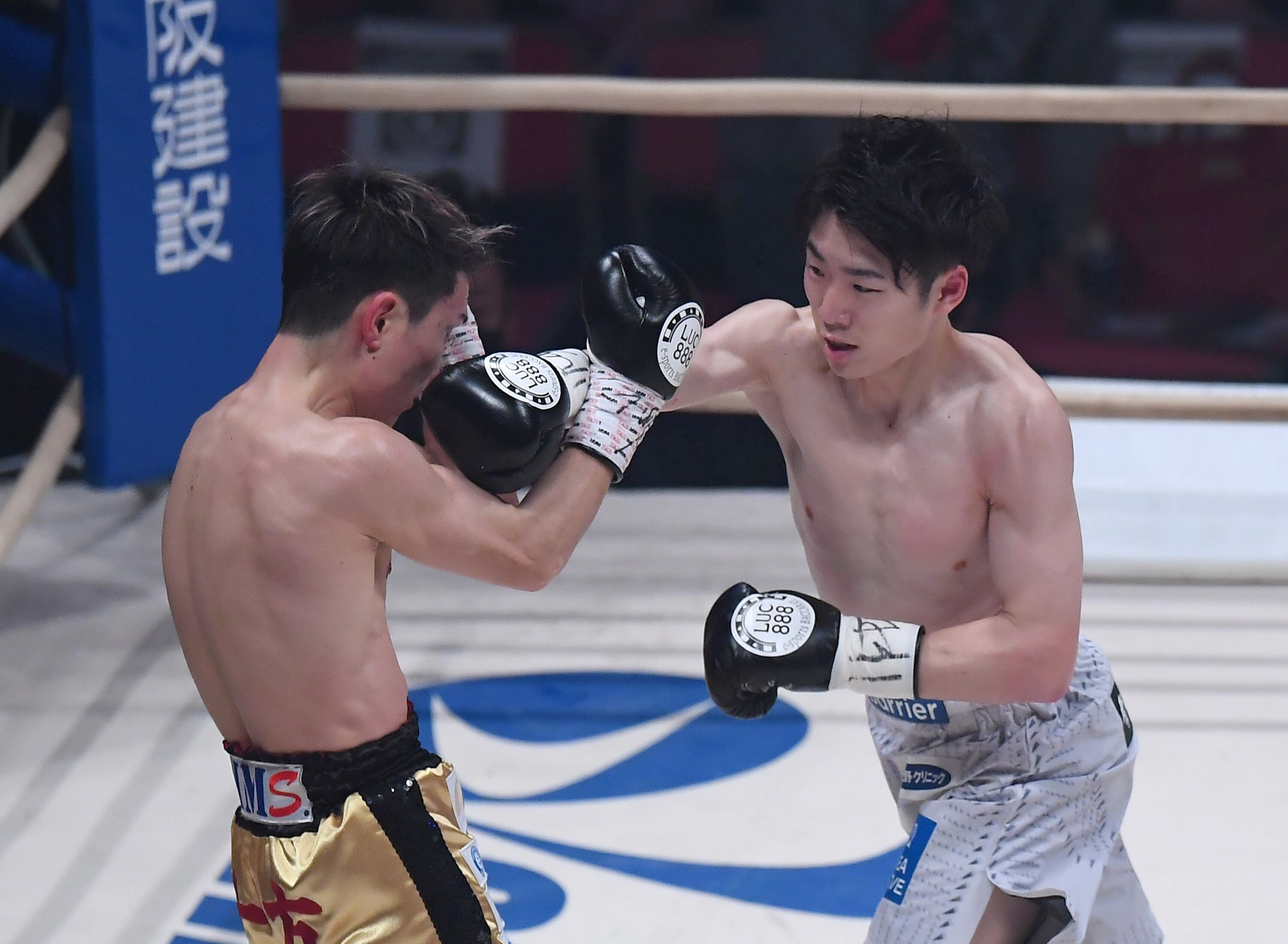 8度目の防衛戦は拳四朗（右）にとって１年4ヶ月ぶりの試合に。２回、死角からの右ストレートで久田からダウンを奪い、以降は試合の主導権を握った（産経新聞社提供）