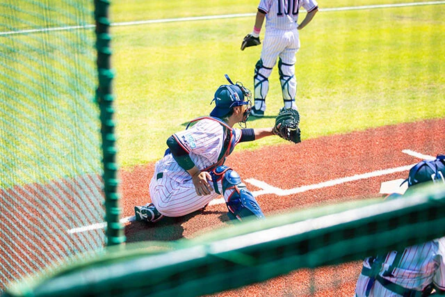 受けるキャッチャーのミットの音もダイレクトに聞こえます。