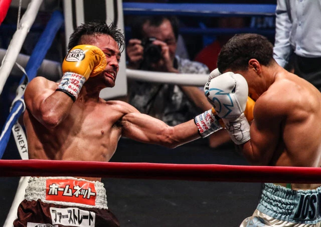 8R、大吾コールの大歓声に乗せて渾身の左アッパーをヒット