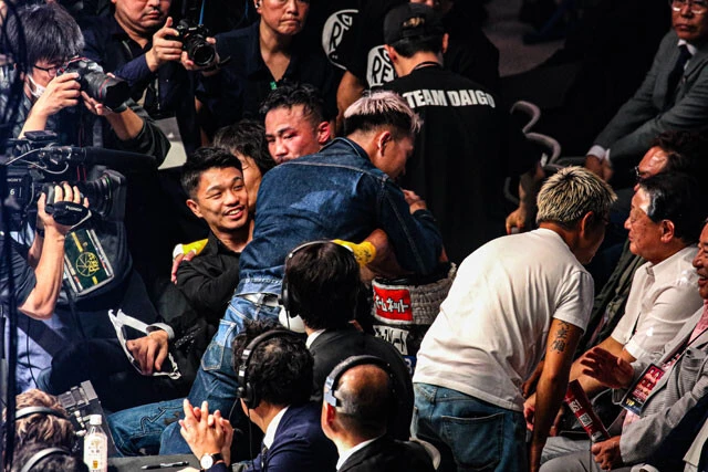 中谷潤人と共にリングサイドで試合を見守った堤聖也と抱き合う比嘉