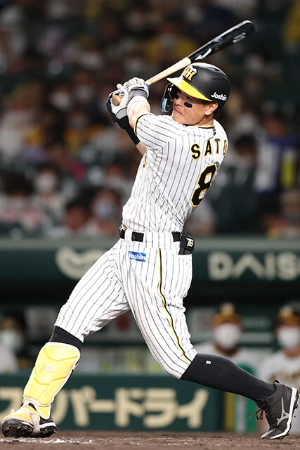 今季はバットが好調で、両リーグで断トツとなる21本のホームランを放っている佐藤輝（阪神）