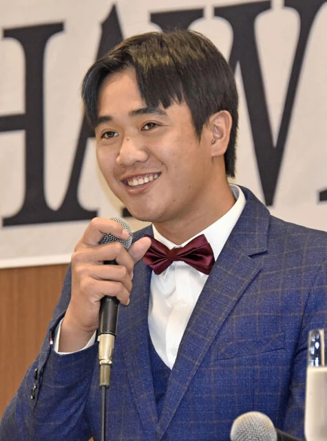 張峻瑋（チャン・ジュンウェイ）［ソフトバンク］19歳／台湾／前所属：穀保家商高／投手／右投右打／【年俸】400万円／昨夏台湾の高校を卒業した通称「火球男」。ロッテとの練習試合で「1軍デビュー」し最速153キロを計測。年俸は400万円だが契約金は1億円【評価A】