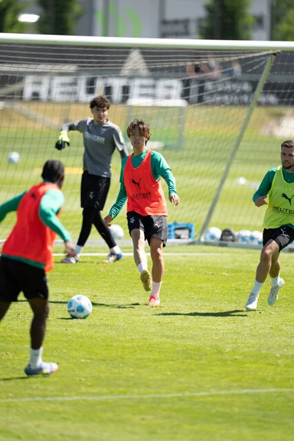 5月13日、最終節に向けた公開練習が行なわれた。この日、メインとなった練習メニューは7対7のミニゲーム。板倉は福田師王と同じチームに割り振られると的確なパスを供給し、後輩の得点を演出するシーンが印象的だった