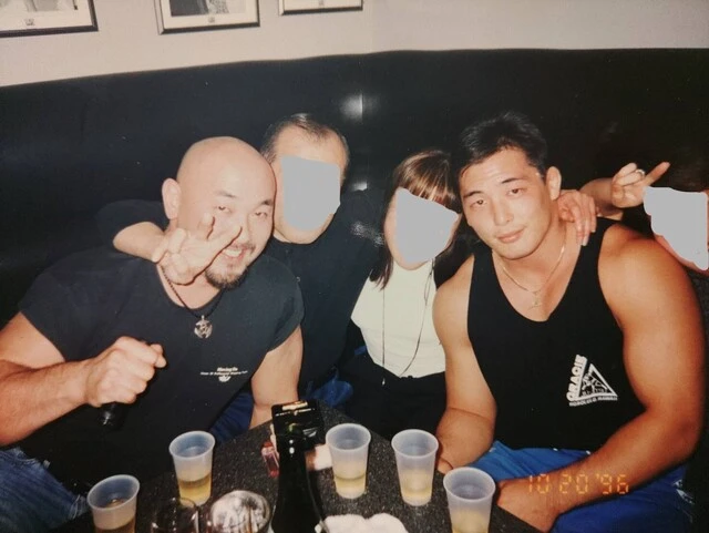 若かりしエンセン井上(右)と(和田氏提供)