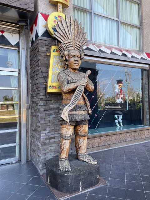 花蓮県原住民文化館の門前にそびえ立つ原住民の像。尚武の気風が野球選手をつくる……のか？