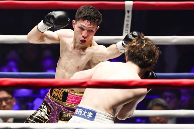 阿久井は６回まで主導権を握り、鋭い左ジャブと強烈な左ストレートなどで拳四朗を追い詰めた