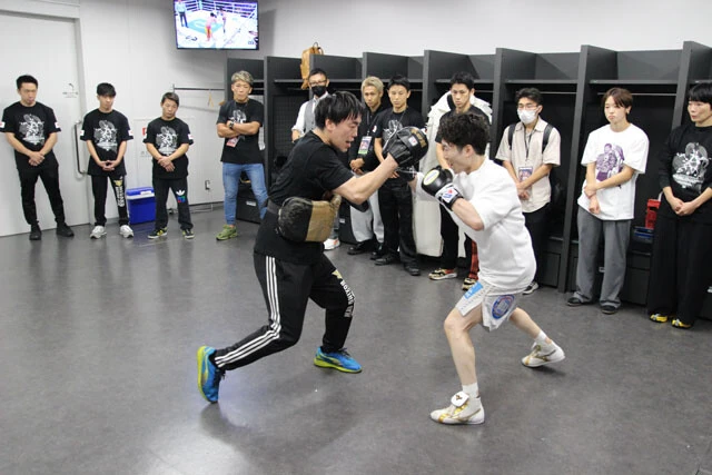 前回ロサレス戦の試合直前の控室。加藤と最終調整する拳四朗を三迫ジムの選手全員で囲んで見守った