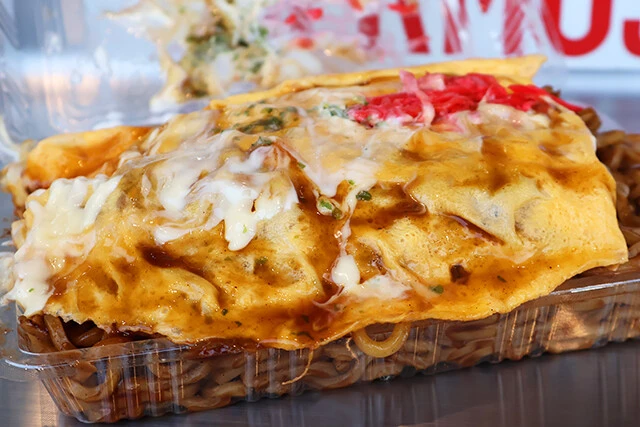 これぞ球場外めしの大横綱! 偽りなく大盛りなのに値段は安く、ジャンク系の味つけで圧倒的な満足度を誇る(大盛りオムそば/900円、ベルーナドーム「虎美屋」)