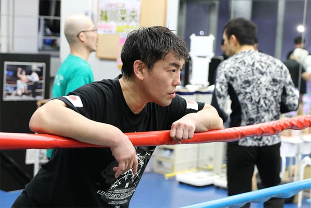ユーリ阿久井戦の直前、拳四朗の最終調整を見つめる加藤トレーナー