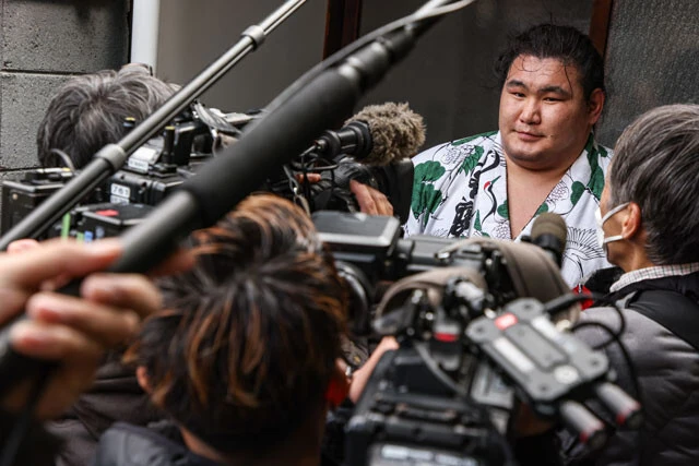 連日報道陣に囲まれているが、いやな顔ひとつせず丁寧に受け答えする姿には貫禄すら感じる