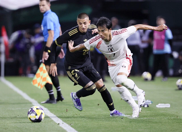 昨季、プレミアリーグで2桁得点を記録した三笘。本職ではないWBでは守備に回る時間が多い