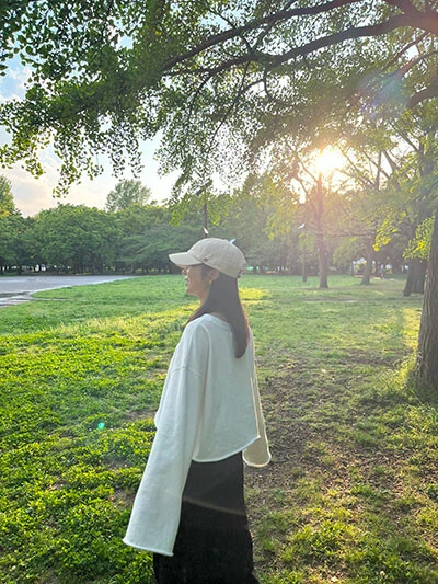 先日、甥っ子と遊んでいた時の一枚。球場の芝ではありませんが、公園の新緑が眩しく嬉しくなりました。