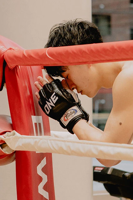 試合前の儀式で伝統的な「ワイクルー」を踊る吉成。「ムエタイの精神を象徴する大切な時間」だと語る