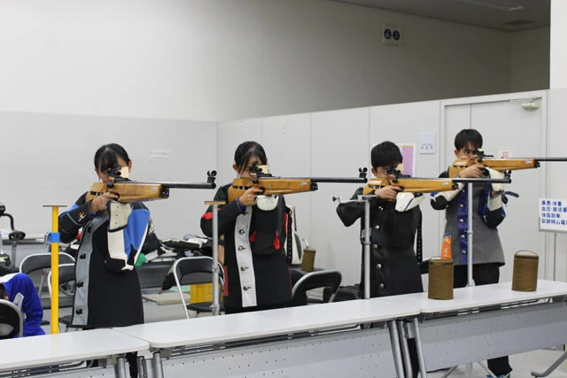 さまざまな競技を子どもたちに体験させ、適性にあった種目を見つけるという「福岡県タレント発掘事業」から、昨年ついに五輪メダリストが誕生した。今回は、「人生の可能性の間口を広げる」というテーマで語る。写真はこの事業出身である世界的なハンドボールプレーヤー、部井久アダム勇樹と東京五輪に向けた取材時に撮影したもの