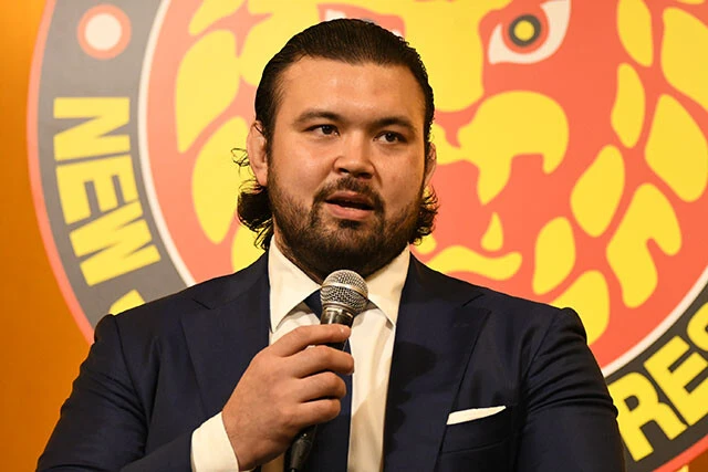 6月23日、記者会見でプロレスへの転向を発表したウルフ アロン。記者たちの質問に ユーモアも交えながら答えていた