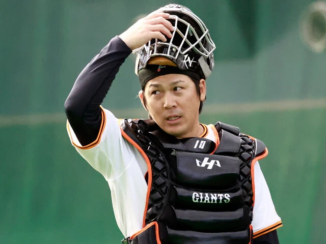 阿部監督から「絶対的な司令塔が欲しい」とラブコールを送られ、自身の現役時代の背番号10番まで用意され巨人に移籍した甲斐