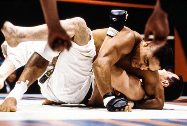 ハーフガードポジションから西良典を攻めるヒクソン・グレイシー