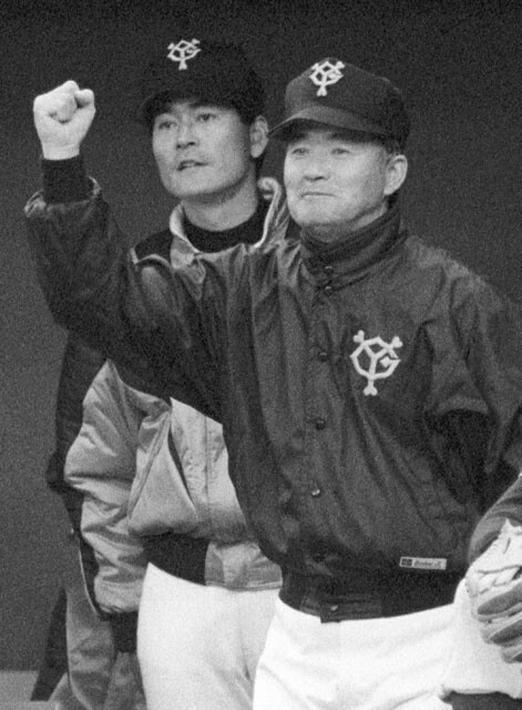 ベンチからげきを飛ばす巨人の長嶋監督。後ろは中畑コーチ(写真:共同)