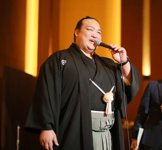 松田と二所ノ関部屋とのつながりは、現・二所ノ関親方(元・横綱稀勢の里)の現役時代にさかのぼる。写真は2017年、松田の結婚式で親方がスピーチをしたときのもの。直前の一月場所で優勝し、「新横綱」として会場に駆けつけた