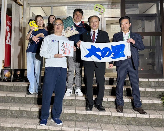 お祝いの花火には久保田郁夫市長（写真下の右から2人目）も駆けつけた