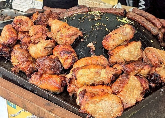 店頭の鉄板鍋には常時肉の山!