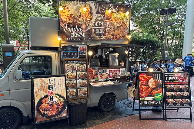 DeNAの本拠地・ハマスタにもキッチンカーが出店。今や球場内の飲食店は連日大混雑だが、キッチンカーなら比較的すぐありつける