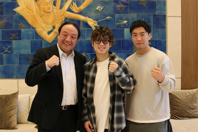 世界フライ級統一王者になった翌日、名門・三迫ジムを率いる三迫貴志会長（左）と拳四朗（中央）と加藤（右）