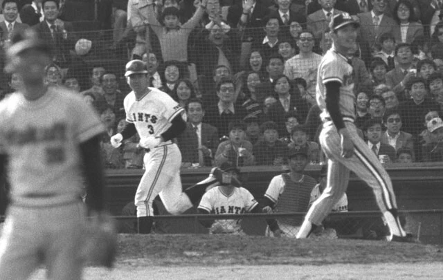1974年4月6日の巨人vsヤクルト戦6回裏、長嶋は松岡からレフトに同点ホームランを放った(写真:共同)